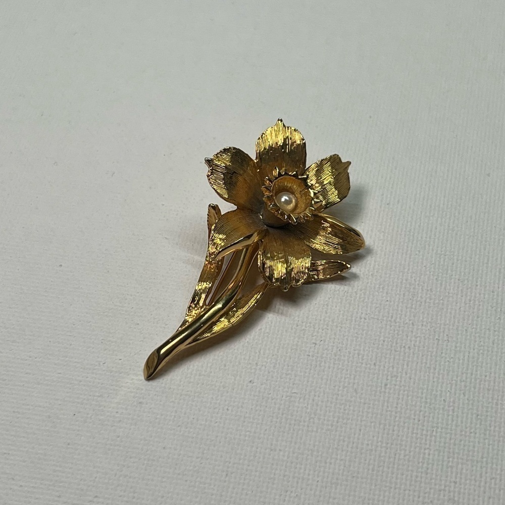 VINTAGE D'Orlan Signed Gold Tone Faux Pearl Flower Brooch